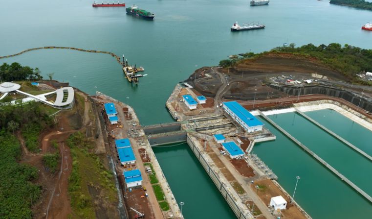 El Canal ampliado tiene “dos complejos de esclusas de tres niveles cada una con tres tinas de reutilización de agua por nivel”, una en el lado Pacífico y otra en el lado Atlántico, según explicó la Autoridad del Canal de Panamá.