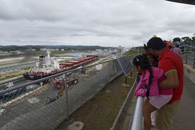 Miles de personas tuvieron la oportunidad de entrar a las nuevas esclusas del canal que serán inundadas en los próximos días.