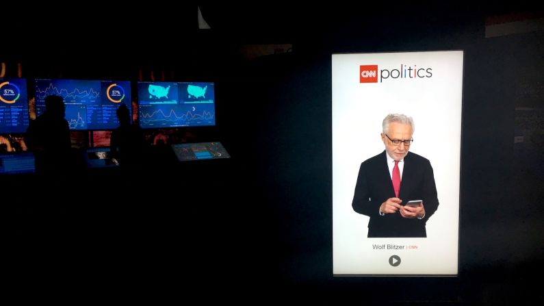 Wolf Blitzer da la bienvenida a los turistas a la exposición interactiva de CNN.