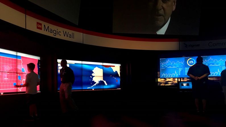 El 'magic wall' interactivo en donde se pueden conocer las tendencias al voto en todo el país.