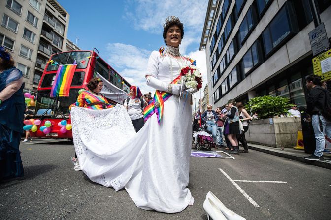 La "Reina Alexandra" parte plaza en las celebraciones LGBT en Londres.