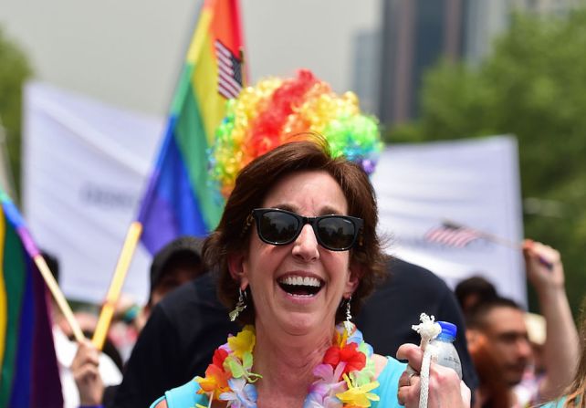 La embajadora de EE.UU. en México, Roberta Jacobson, participó en el desfile del orgullo LGBT, en la Ciudad de México.