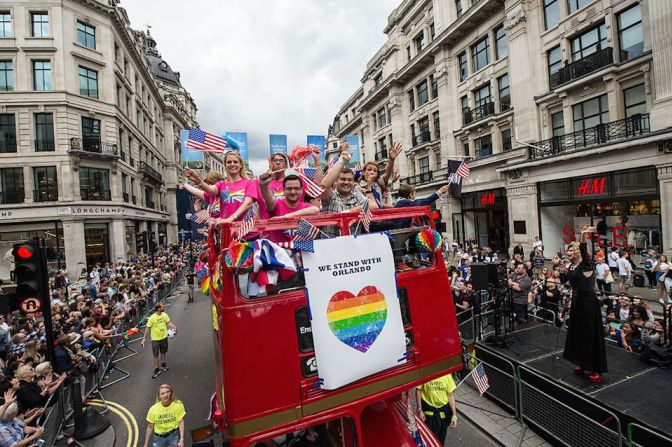 Un autobús londinense se abre paso en el desfile del Orgullo LGBT.