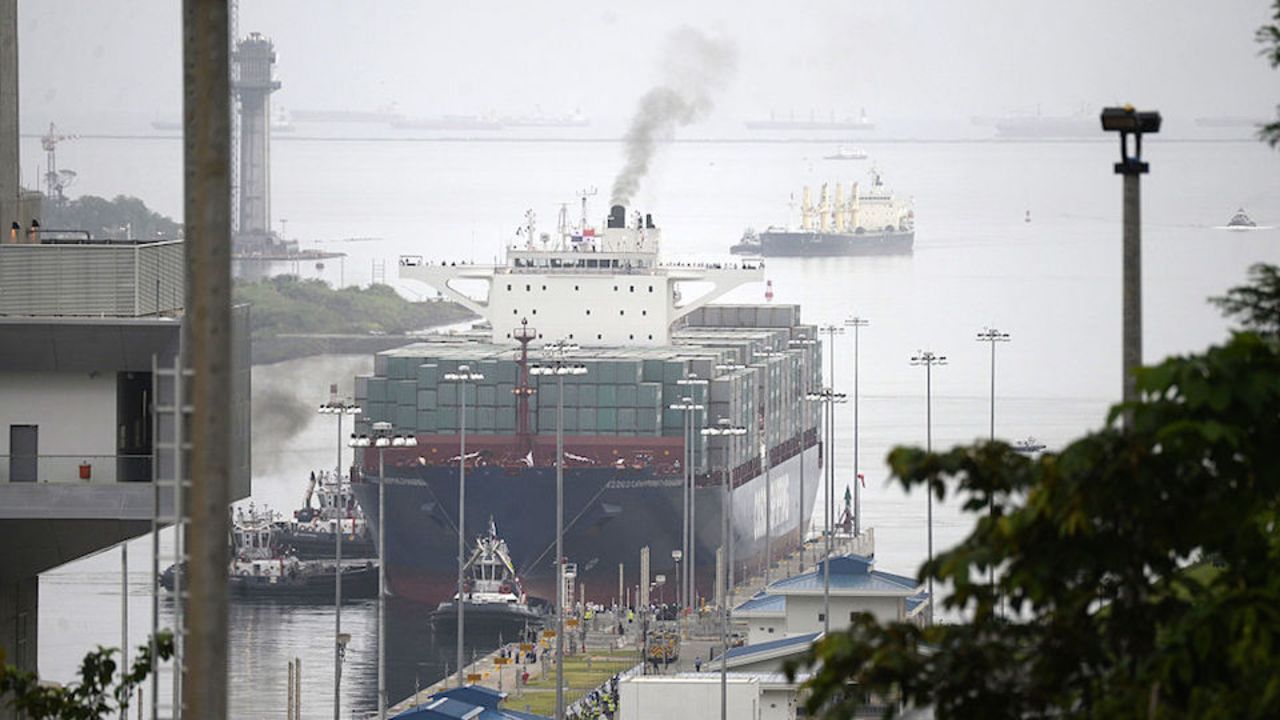 El buque chino Cosco Shipping Panama es visto al iniciar su cruce  por la ampliación del Canal de Panamá, este domingo 26 de junio de 2016.