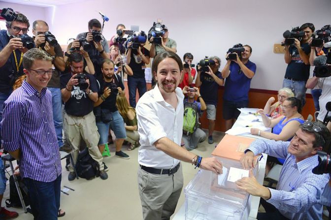 Pablo Iglesias, dirigente de Podemos, de izquierda votando en el centro de Madrid.