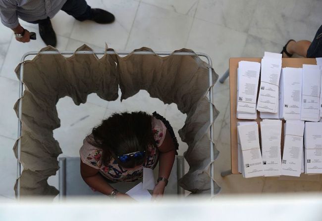 Una mujer se prepara para votar en las elecciones generales en Sevilla, España.