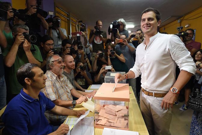 Albert Rivera, líder del partido Ciudadanos, de centro derecha, sufragó en Barcelona.