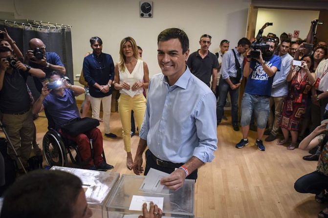 El secretario general del PSOE, Pedro Sánchez, votó en Pozuelo de Alarcón.