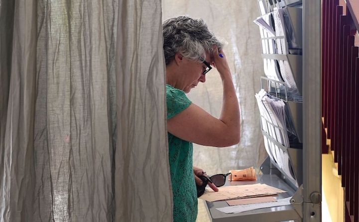 El dilema de los españoles. Una mujer parece reflexionar su voto en el último momento, en un centro de votación de Madrid.