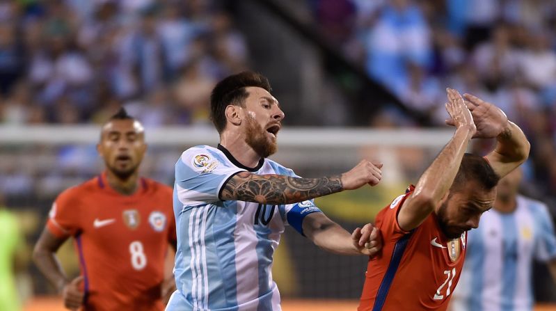 Una acción que marcó el partido: Marcelo Díaz aparentemente bloquea a Messi, recibe segunda amarilla y sale expulsado.