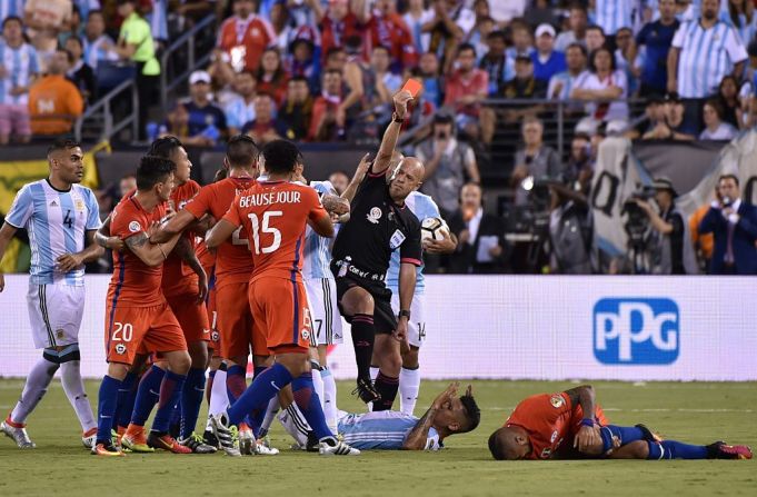 Luego Heber Lopes le mostró la roja a Marcos Rojo.