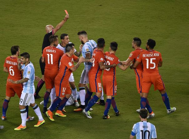 El momento en que el árbitro Heber Lopes expulsa a Marcelo Díaz.