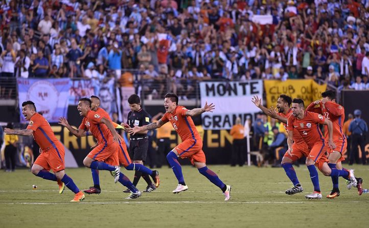 Los chilenos celebran tras el final anotado por Silva que les dio el triunfo.