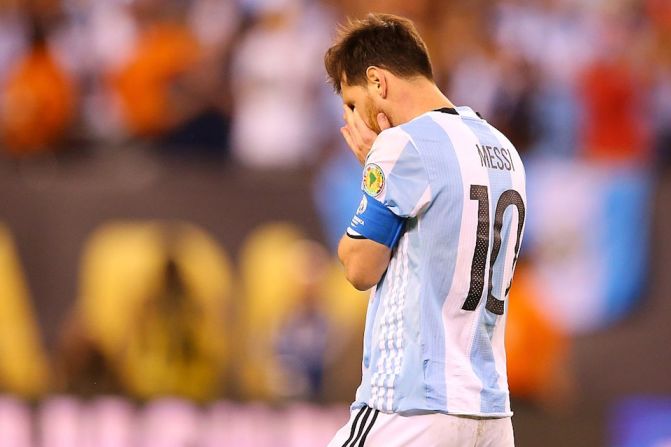 Muy abatido tras perder su cuarta final, Messi anunció que se retiraba de la Selección Argentina.