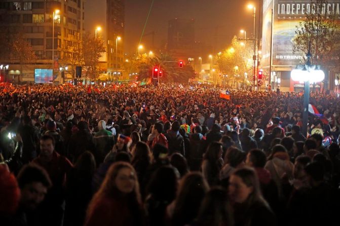 'La Roja' ganó su segunda Copa América ante Argentina y los chilenos salieron a las calles en Santiago a celebrar.