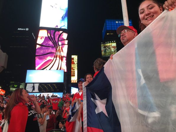 Decenas de chilenos se congregaron en Times Square, en Nueva York, para celebrar el triunfo de su selección frente a la de Argentina para ganar la Copa América Centenario. Crédito: Miguel Angel Antoñanzas/CNN