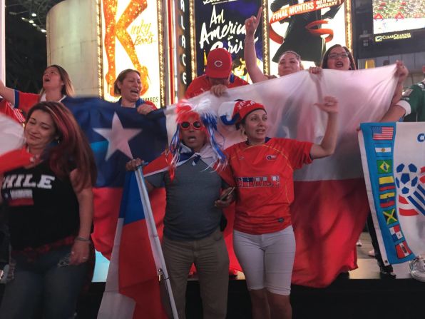 Decenas de chilenos se congregaron en Times Square, en Nueva York, para celebrar el triunfo de su selección frente a la de Argentina para ganar la Copa América Centenario. Crédito: Miguel Angel Antoñanzas/CNN