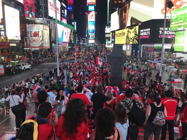 Decenas de chilenos se congregaron en Times Square, en Nueva York, para celebrar el triunfo de su selección frente a la de Argentina para ganar la Copa América Centenario. Crédito: Miguel Angel Antoñanzas/CNN