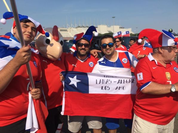 Argentinos y chilenos le pusieron color a la previa de la final de la Copa América Centenario en los aledaños del Metlife Stadium en Nueva Jersey, el domingo 26 de junio de 2016.