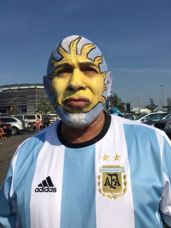 Argentinos y chilenos le pusieron color a la previa de la final de la Copa América Centenario en los aledaños del Metlife Stadium en Nueva Jersey, el domingo 26 de junio de 2016.