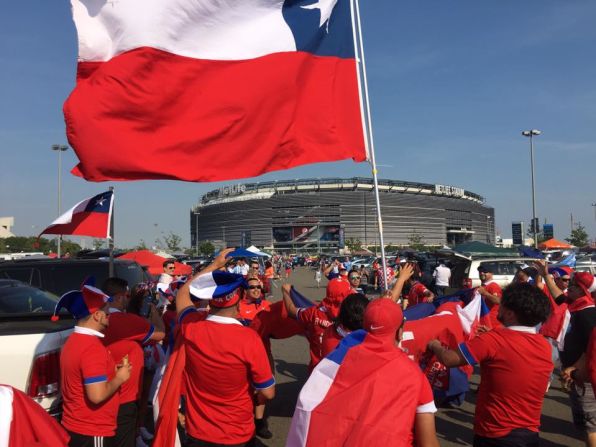 Argentinos y chilenos le pusieron color a la previa de la final de la Copa América Centenario en los aledaños del Metlife Stadium en Nueva Jersey, el domingo 26 de junio de 2016.