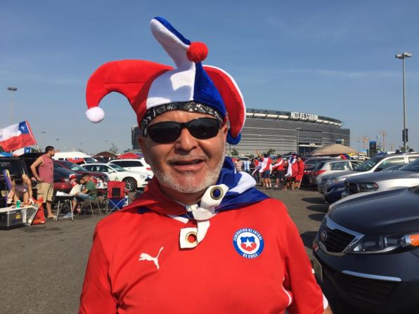 Argentinos y chilenos le pusieron color a la previa de la final de la Copa América Centenario en los aledaños del Metlife Stadium en Nueva Jersey, el domingo 26 de junio de 2016.