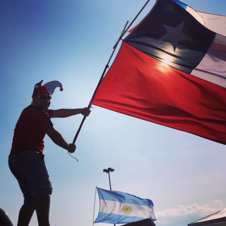 Argentinos y chilenos le pusieron color a la previa de la final de la Copa América Centenario en los aledaños del Metlife Stadium en Nueva Jersey, el domingo 26 de junio de 2016.