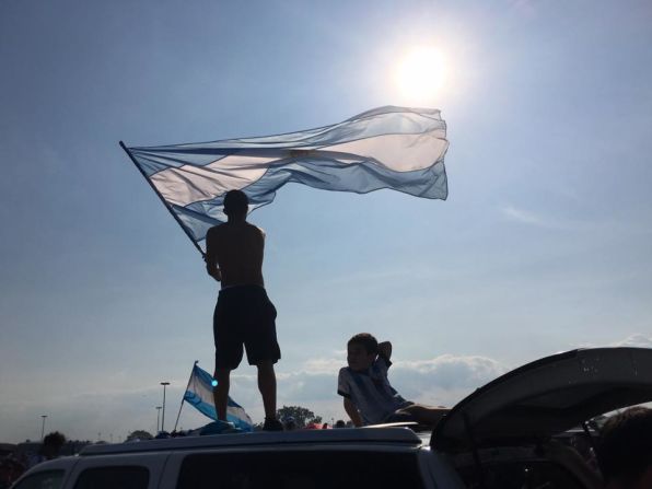 Argentinos y chilenos le pusieron color a la previa de la final de la Copa América Centenario en los aledaños del Metlife Stadium en Nueva Jersey, el domingo 26 de junio de 2016.