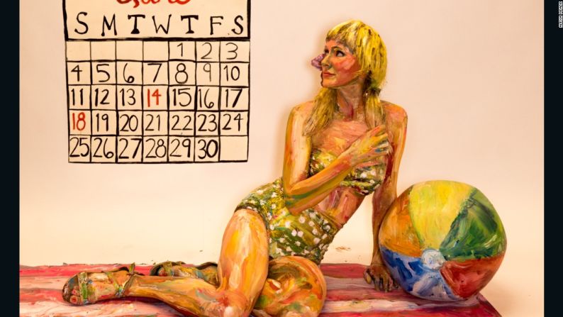 Su más reciente colección presenta un calendario compuesto por una serie de 12 imágenes inspiradas en los afiches vintage de modelos de calendarios estadounidenses.