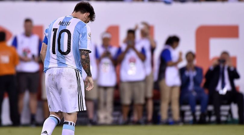 Messi no te vayas — Luego de perder la final de la Copa América contra Chile, el jugador argentino Lionel Messi anunció que se retira del fútbol internacional. Miles de personas inundaron las redes sociales con mensajes para el futbolista con la etiqueta #NoTeVayasLio pidiéndole a Messi que no abandone la Selección. Exfutbolistas, celebridades e incluso el presidente Mauricio Macri se unieron a la petición.