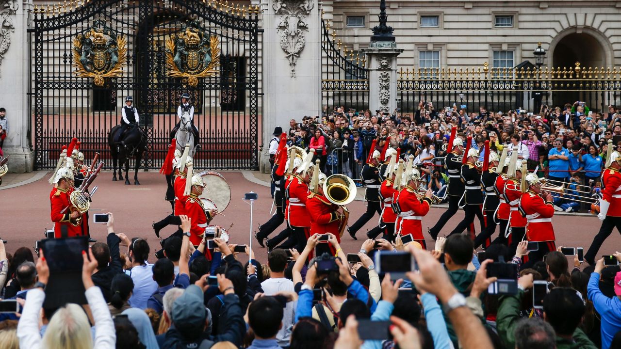 People film and photograph the Changing of the Guard outside Buckingham Palace in central London on June 26, 2016. 
Britain's opposition Labour party plunged into turmoil Sunday and the prospect of Scottish independence drew closer, ahead of a showdown with EU leaders over the country's seismic vote to leave the bloc. Two days after Prime Minister David Cameron resigned over his failure to keep Britain in the European Union, Labour leader Jeremy Corbyn faced a revolt by his lawmakers who called for him, too, to quit.
 / AFP / Odd ANDERSEN