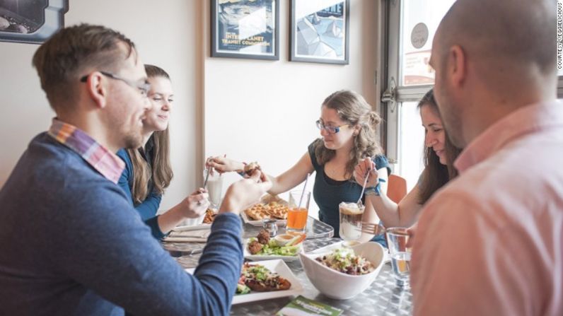 Toronto, Canadá — La ciudad más grande de Canadá es el hogar de un montón de festivales vegetarianos y veganos, incluyendo el Veggielicious, una celebración de dos semanas y el más grande festival para vegetarianos de Norteamérica, el Raw/Vegan Festival.