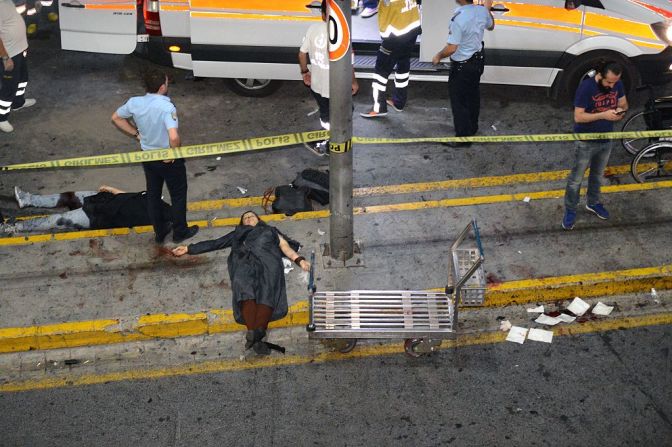 Una foto obtenida por la agencia Ilhas muestra a heridos tras dos explosiones en el aeropuerto Ataturk, el más grande de Turquía.