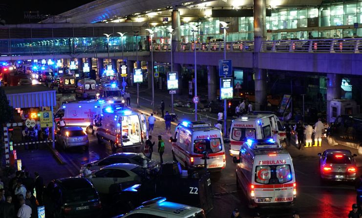 Fuerzas de seguridad en el aeropuerto Ataturk tras las explosiones.