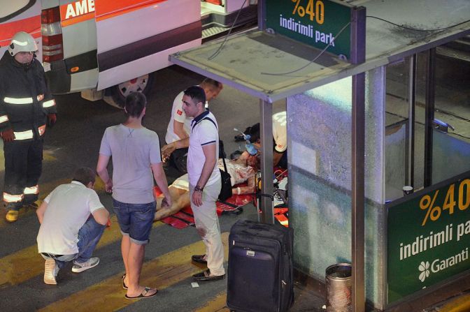 Una foto obtenida por la agencia Ilhas muestra al personal de emergencia atendiendo a una mujer herida tras las dos explosiones en el aeropuerto Ataturk.