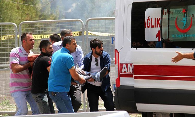 8 de junioTres personas murieron tras la explosión de un coche bomba en la ciudad de Midyat.