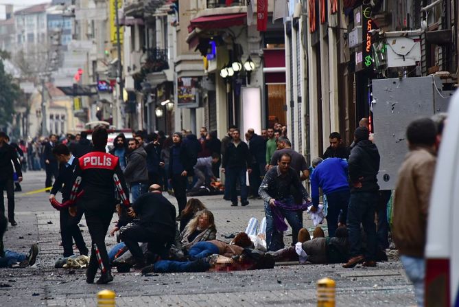 19 de marzo — En atacante suicida detonó explosivos en una zona turística del centro de Estambul, matando 4 personas y dejando 36 heridos.