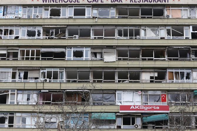 13 de marzo — Un total de 37 personas murieron cuando un coche bomba estalló en Ankara.