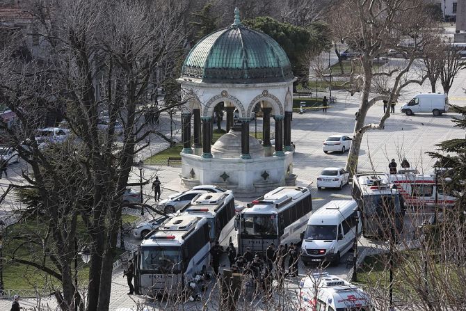 12 de enero — Una explosión suicida en la esquina Sultanahmet, en Estambul, mató a 13 personas.