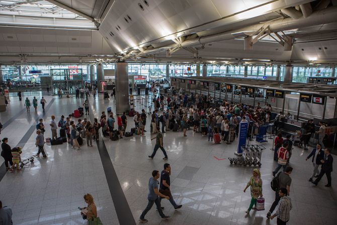 Tres suicidas habrían llegado con cinturones o paquetes con bombas y las habrían detonado en la zona de salidas de vuelos internacionales. Un día después de los ataques varias personas llegaron a la terminal de salida del aeropuerto Ataturk, uno de los más grandes del país.