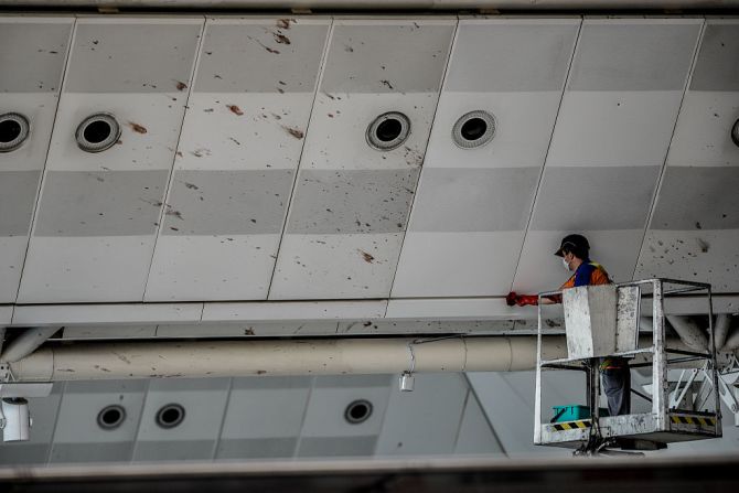 El aeropuerto de Ataturk en Estambul, Turquía, reinició sus operaciones sólo horas después de los ataques que dejaron un saldo de 41 personas muertas. En esta imagen aparece un trabajador que limpia la sangre en las paredes.