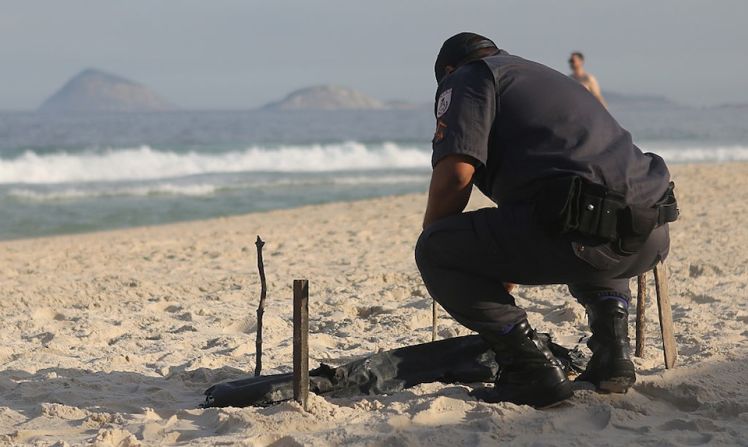 Macabro hallazgo en Río de Janeiro — A sólo 38 días del inicio de los Juegos Olímpicos un trabajador descubrió partes de un cuerpo humano mutilado justo en frente de la Arena Olímpica del Voleibol en la playa de Copacabana. Las autoridades hallaron un pie y otra parte del cuerpo aún sin identificar de lo que se cree era una mujer joven o adulta. (Mario Tama/Getty Images).