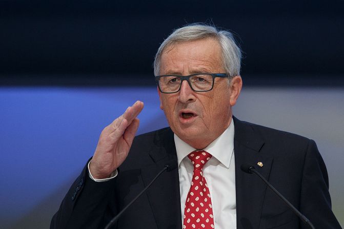 Cruce de palabras en la Comisión Europea — Días después de que Gran Bretaña votara a favor de salir de la Unión Europea, el presidente de la Unión Europea, Jean Claude Duncker (en la foto), le hizo un fuerte reclamo al eurodiputado británico Nigel Farage, impulsor del Brexit, por su presencia en el Parlamento. “Realmente me sorprende su presencia”, le dijo Duncker a Farage. “Usted luchó por la salida, los británicos votaron por irse. ¿Por qué está aquí?".