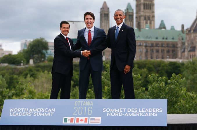 Triple apretón de manos — El presidente de México Enrique Peña Nieto protagonizó un momento incómodo al estrechar las manos con el primer ministro de Canadá, Justin Trudeau, y el presidente de EE.UU. Barack Obama. Durante la cumbre de los ‘Tres Amigos’ en Ottawa, el mandatario mexicano lanzó duras críticas hacia los políticos "populistas" a lo que Obama respondió “yo soy un populista".