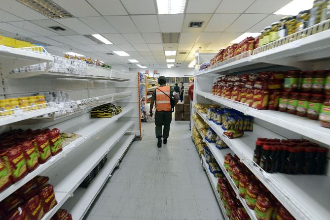 Aumentan los precios en Venezuela — La Federación de Cámaras y Asociaciones de Comercio y Producción de Venezuela (Fedecámaras) estima que en lo que va corrido del año el ingreso de los venezolanos ha caído en un 73%. Comprar medio kilo de queso y medio kilo de jamón en Venezuela puede llegar a costar 5.000 bolívares, un tercio del salario mínimo. El FMI estima que en 2016 Venezuela cerrará con un 700% de variación en los precios de sus productos.