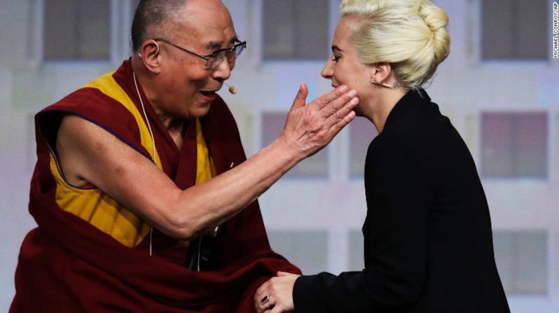 Lady Gaga y el Dalai Lama — Lady Gaga enfureció a sus fanáticos chinos después de reunirse el domingo con el Dalai Lama, el líder espiritual exiliado del Tíbet. Usuarios de las redes sociales publicaron comentarios en contra luego de que salieran a la luz fotos de la reunión. La estrella del pop y el líder espiritual se presentaron juntos en una conferencia en EE.UU. para hablar sobre los beneficios de la compasión.