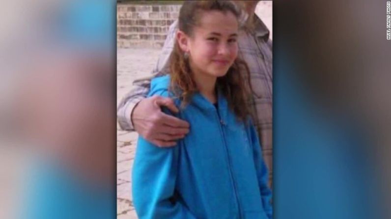 Apuñalan a una niña en Israel — Hallel Yaffa, una israelí - estadounidense de 13 años, dormía en su cuarto en el asentamiento de Hebrón en la Ribera Occidental cuando un adolescente palestino la mató a puñaladas. El asesino fue identificado como Mohammed Tarayra, de 17 años.