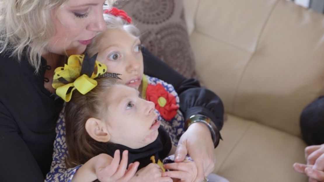 Gwen Hartley acurrucada con sus hijas, Claire y Lola.