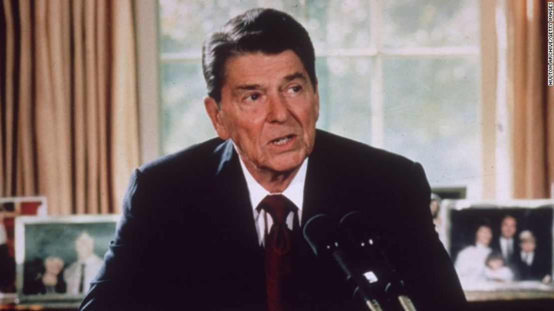 Ronald Reagan en el Despacho Oval en 1985