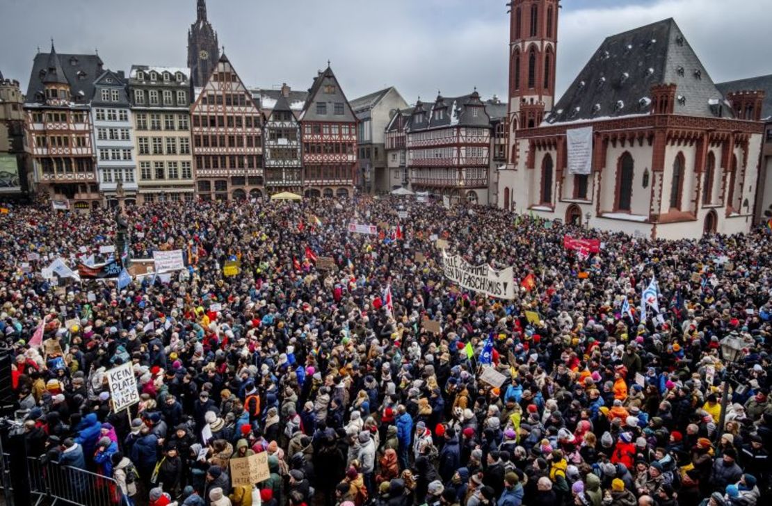 La gente protesta contra el partido AfD y el extremismo de derecha en Frankfurt el 20 de enero de 2024. Michael Probst/AP